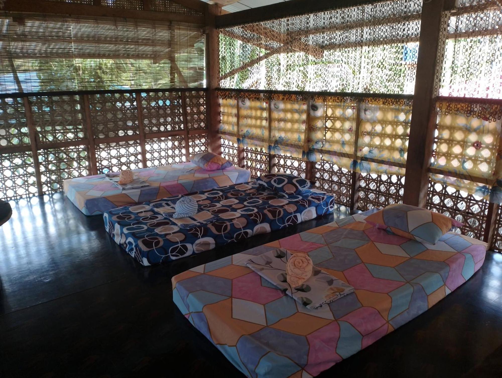 Lhoyjean Garden Hostel Batuan Bagian luar foto
