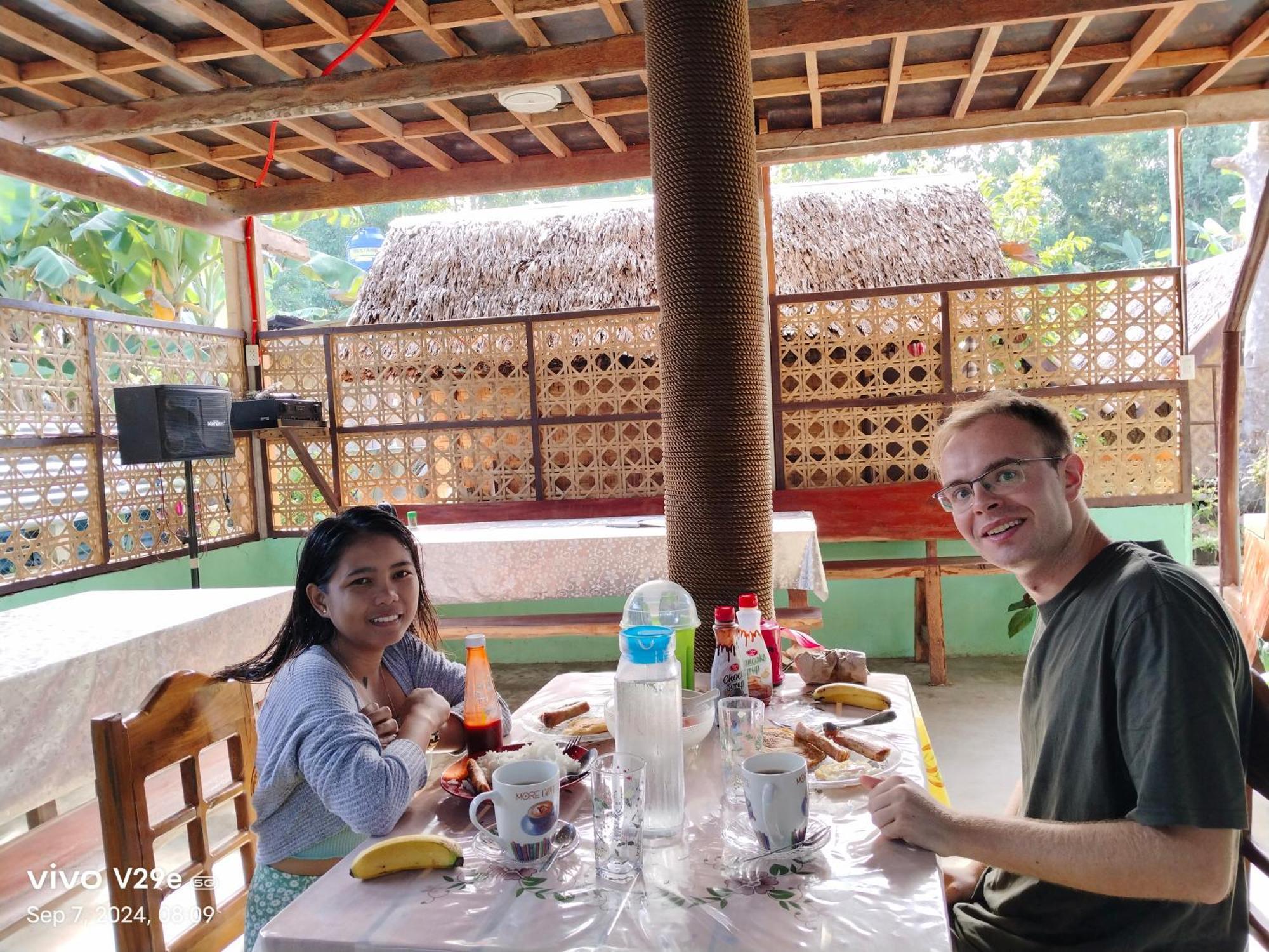 Lhoyjean Garden Hostel Batuan Bagian luar foto