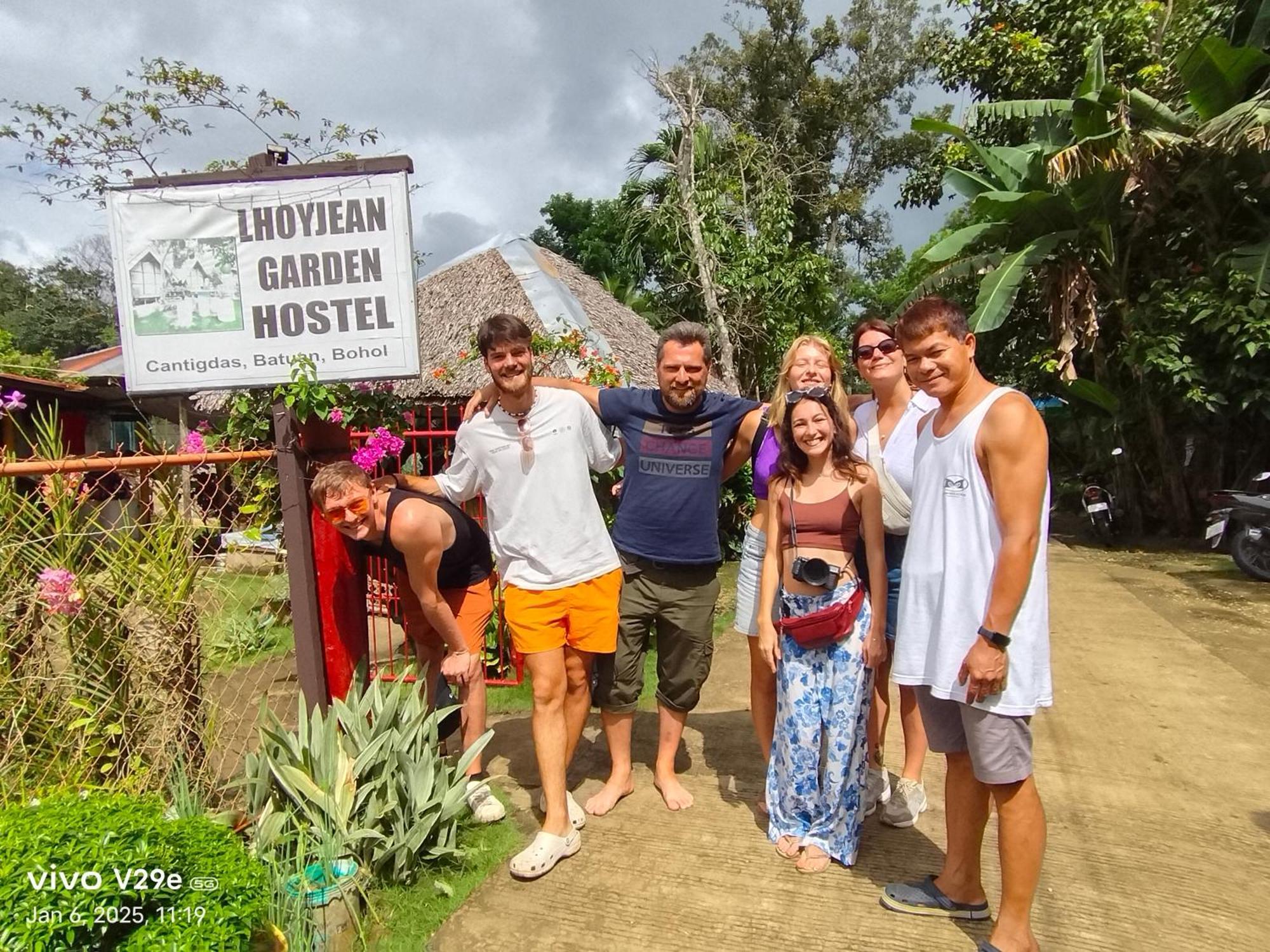 Lhoyjean Garden Hostel Batuan Bagian luar foto
