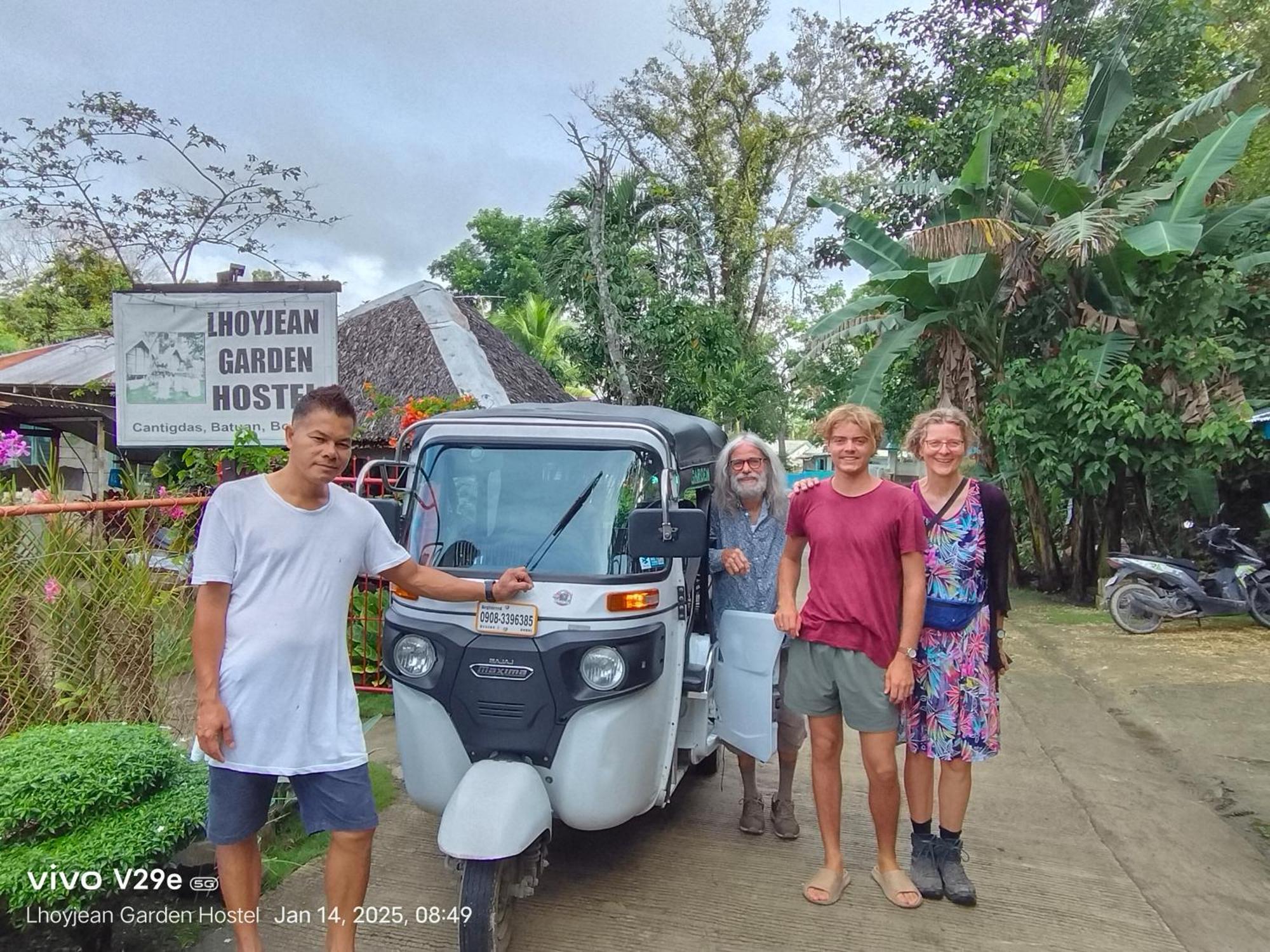 Lhoyjean Garden Hostel Batuan Bagian luar foto