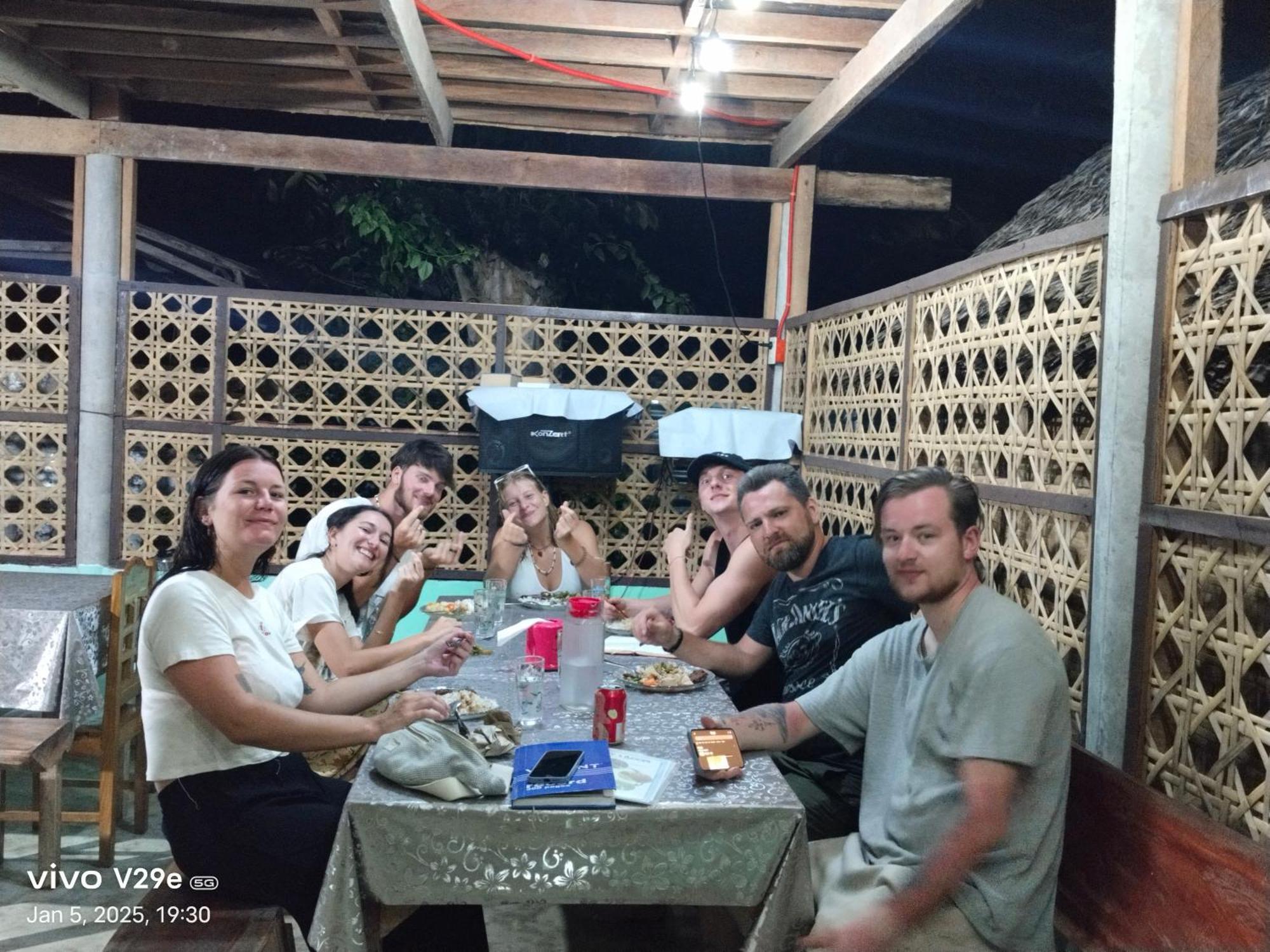 Lhoyjean Garden Hostel Batuan Bagian luar foto